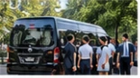 Ilustrasi rombongan peserta berdiri di samping minibus hitam sebelum perjalanan acara