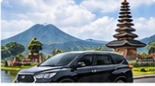 Ilustrasi MPV hitam untuk perjalanan wisata dengan latar pura dan pegunungan Bali